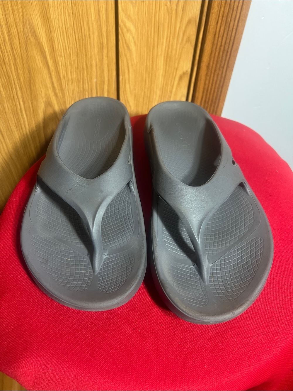 OOFOS Gray Men's Flip-Flop Sandals
